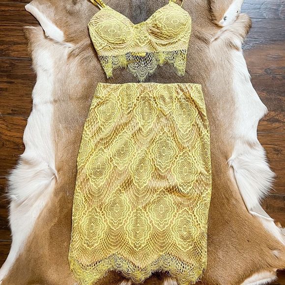L’ATISTE Yellow Lace Overlay Skirt Set - Picture 2 of 7